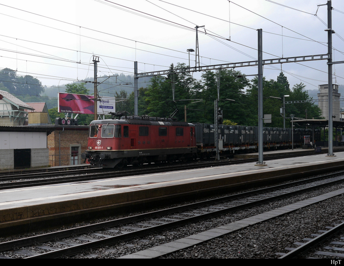 SBB - Re 4/4  420 331-1 mit Güterzug bei der ausfahrt im Bahnhof Burgdorf am 06.08.2019