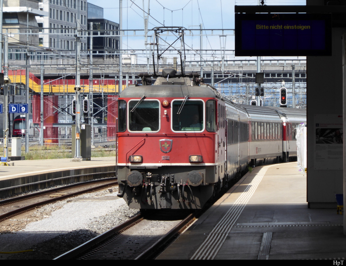 SBB - Re 4/4 420 132-3 bei der einfahrt im HB Zürich am 26.07.2020