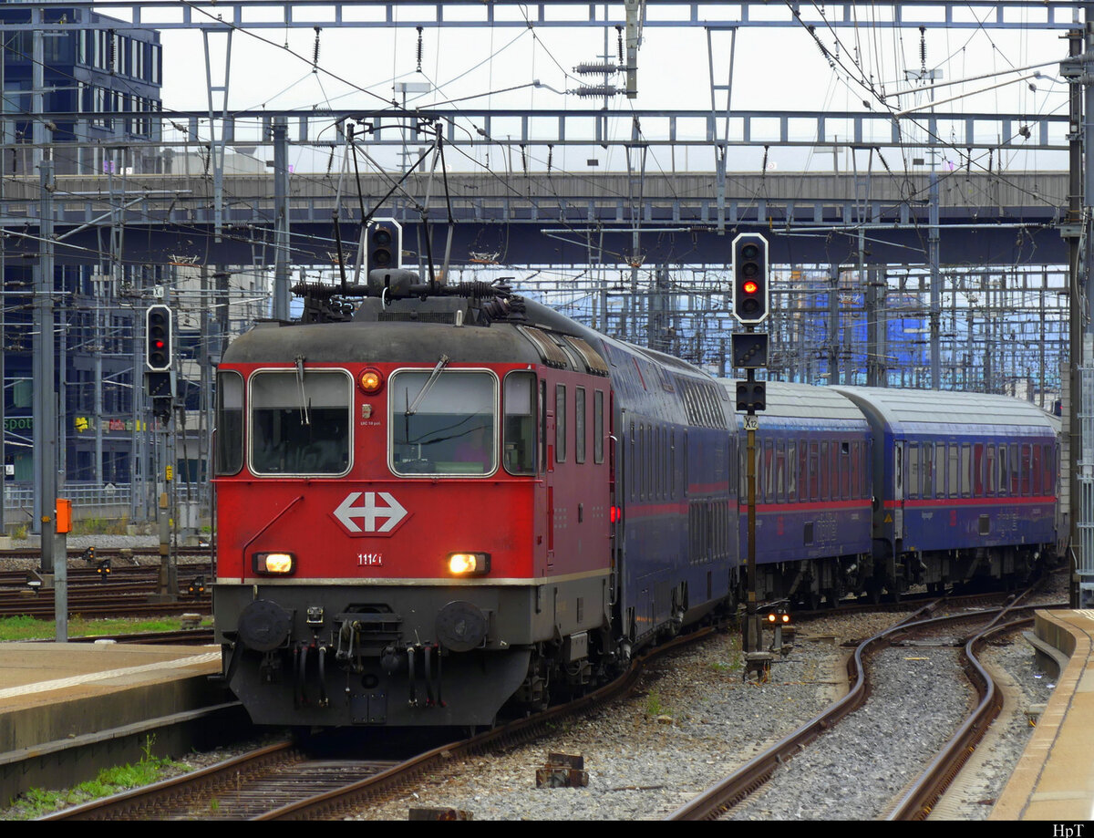 SBB - Re 4/4  420 141 mit einem Nachtzug bei der einfahrt in den HB Zürich am 12.09.2021