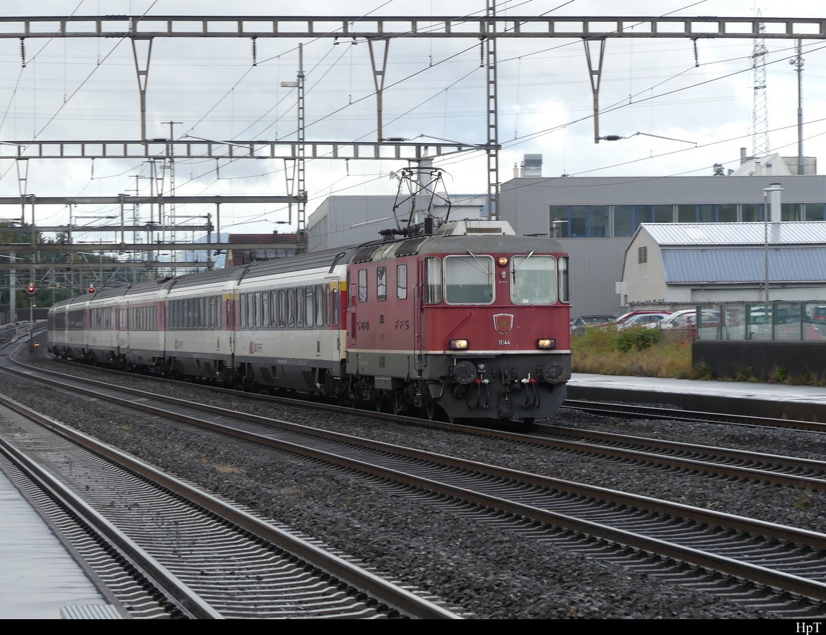 SBB - Re 4/4 420 144 unterwegs bei der durchfahrt in Rupperswil am 06.10.2021