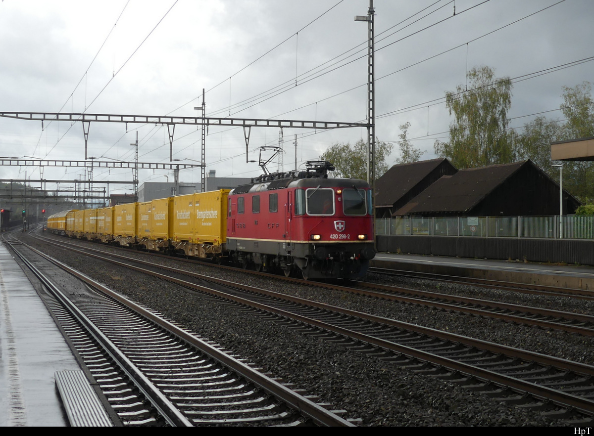 SBB - Re 4/4  420 298 mit Postgüterzug im Regen unterwegs bei der durchfahrt im Bhf. Rupperswil am 06.10.2021