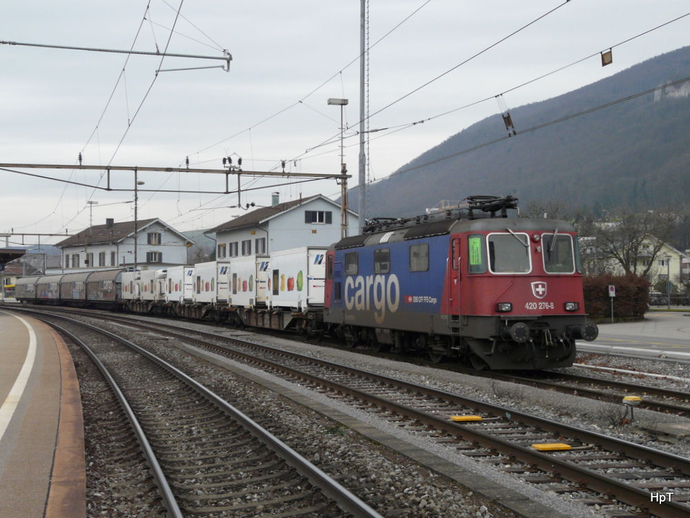 SBB - Re 4/4  420 276-8 mit Güterwagen abgestellt im Bahnhof Oensingen am 01.02.2014