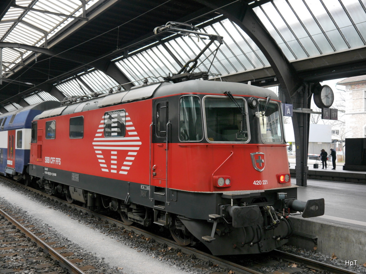 SBB - Re 4/4  420 221-4 im HB Zürich am 11.03.2016