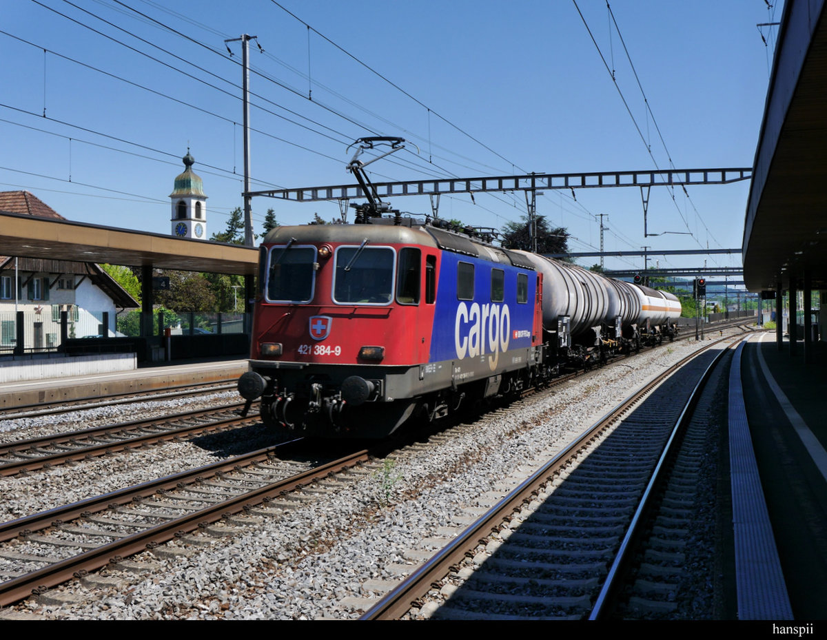 SBB - Re 4/4  421 384-9 mit Güterzug bei der durchfahrt im Bahnhof von Rupperswil am 07.05.2020