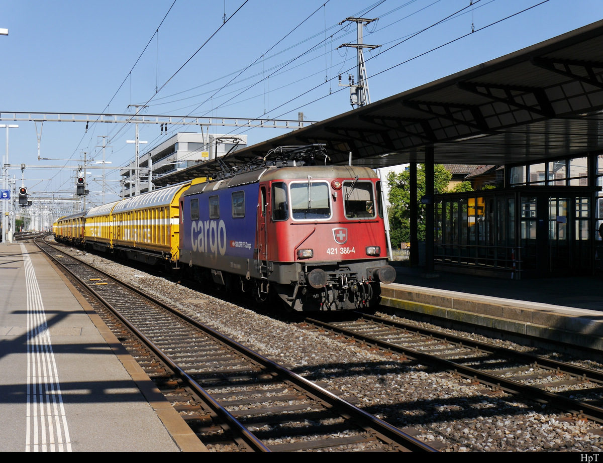 SBB - Re 4/4  421 386-4 mit Postgüterzug bei der einfahrt im Bahnhof von Aarau am 31.07.2020