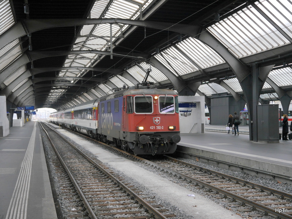 SBB - Re 4/4  421 392-2 bei der einfahrt in den HB Zürich am 30.11.2014