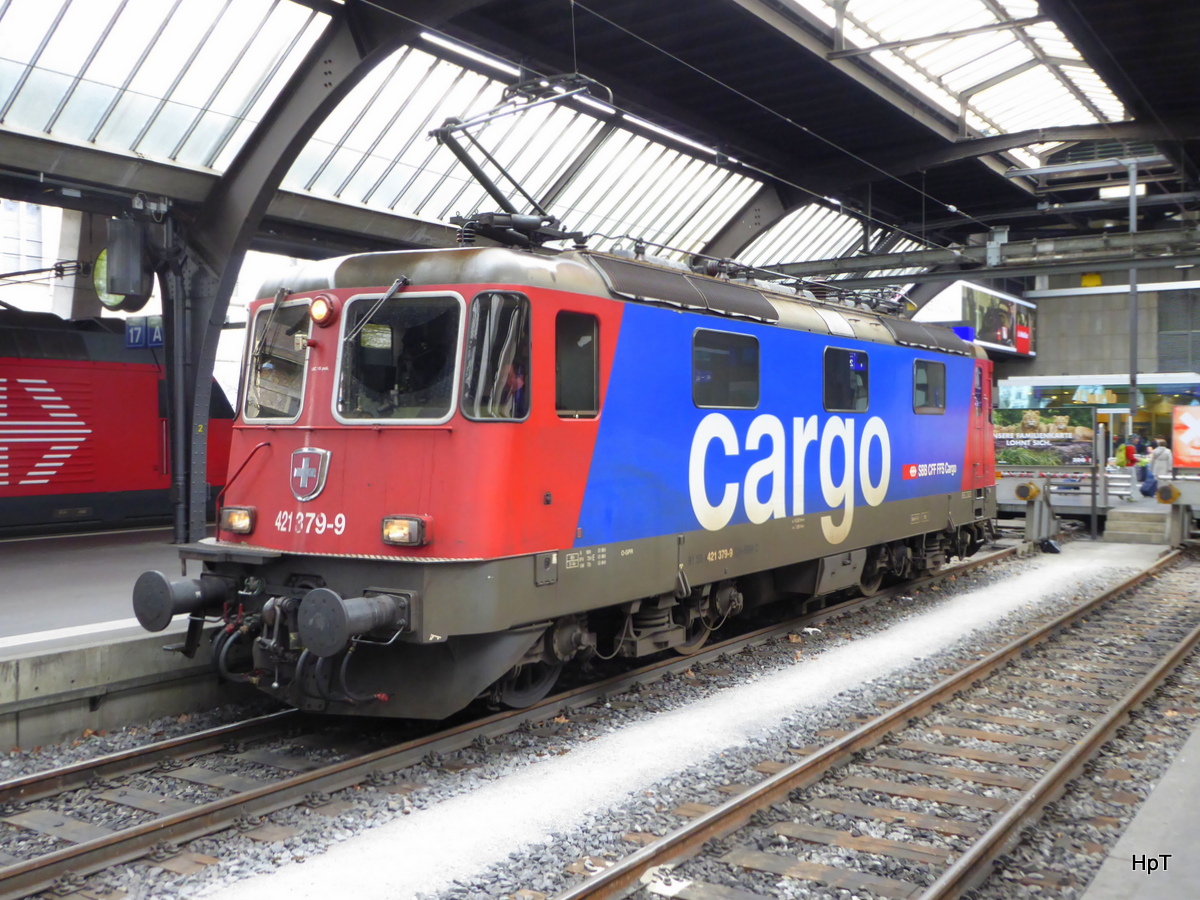 SBB - Re 4/4 421 379-9 in HB Zürich am 23.04.2016