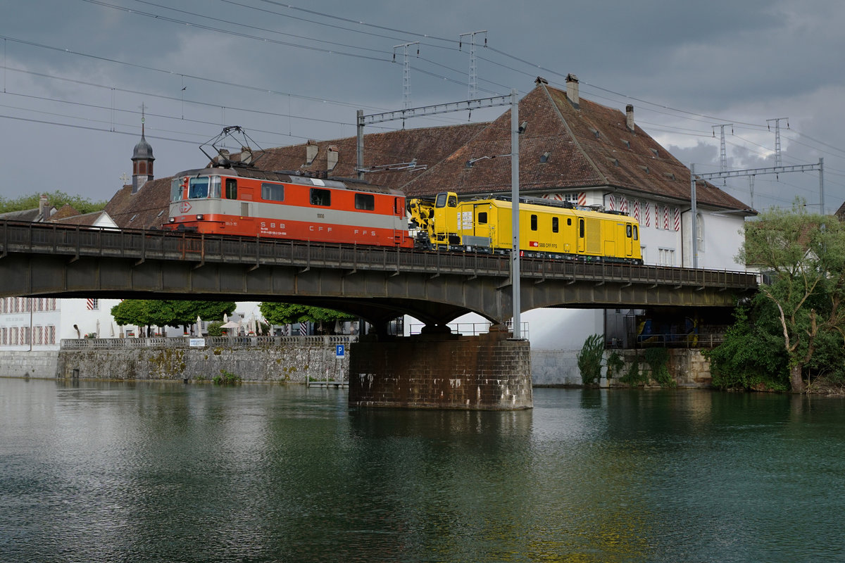 SBB: Re 4/4 II 11 108 Swiss Express mit Xem 99 85 9181 013-5 CH-SBB beim Passieren der Aarebrücke Solothurn am 20. Mai 2017.
Foto: Walter Ruetsch