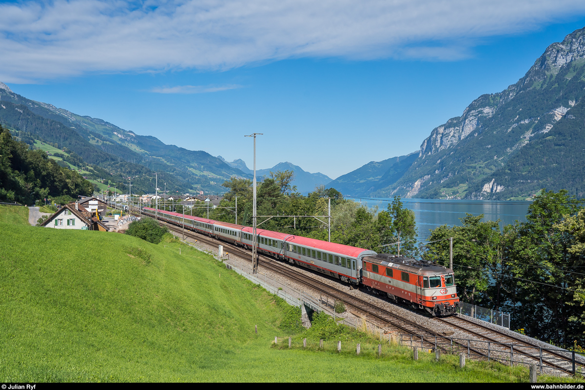 SBB Re 4/4 II 11108 mit EC 163  Transalpin  Zürich HB - Graz am 5. Juli 2020 bei Unterterzen.