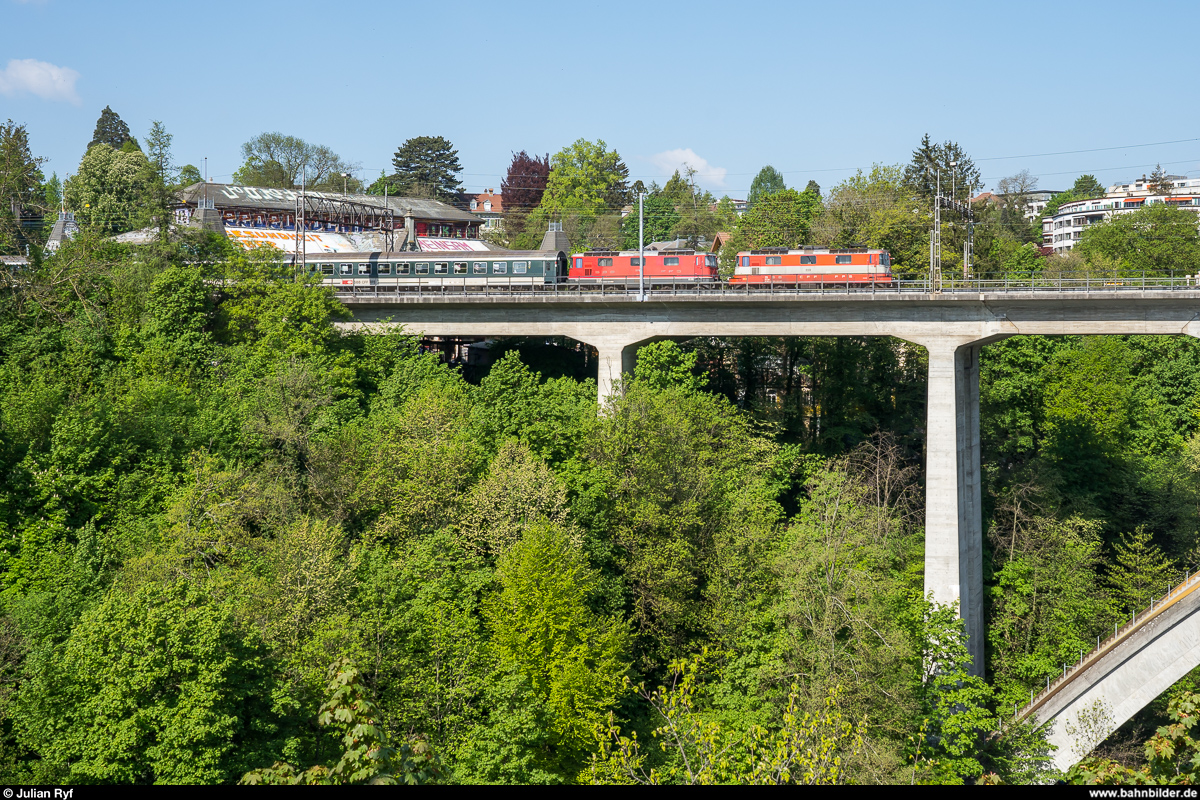 SBB Re 4/4 II 11109 und 11124 mit Corona-bedingtem Leermaterialzug Genf - Luzern am 24. April 2020 auf dem Lorraineviadukt in Bern.