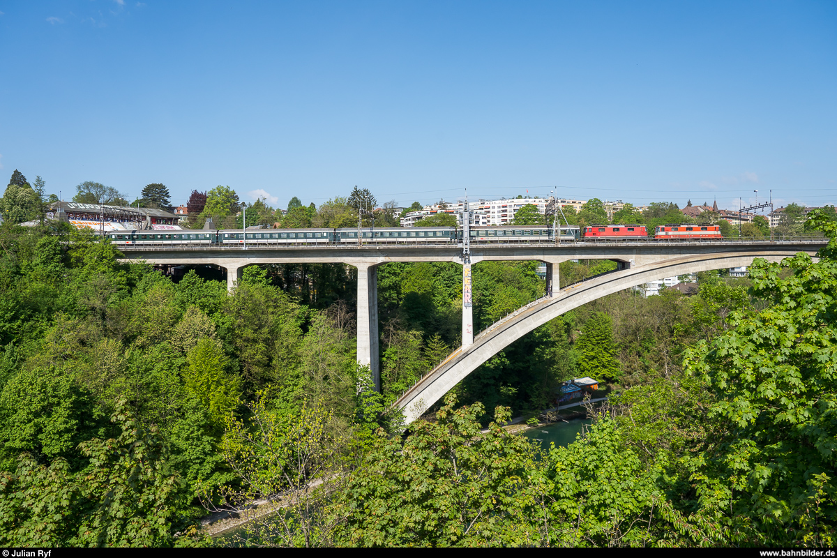 SBB Re 4/4 II 11109 und 11124 mit Corona-bedingtem Leermaterialzug Genf - Luzern am 24. April 2020 auf dem Lorraineviadukt in Bern.