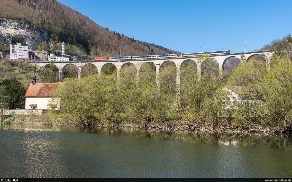 SBB Re 4/4 II 11114 mit Militärextrazug Bure-Casernes - Basel SBB am 23. April 2021 auf dem Viaduc de la Combe Maran in St-Ursanne.