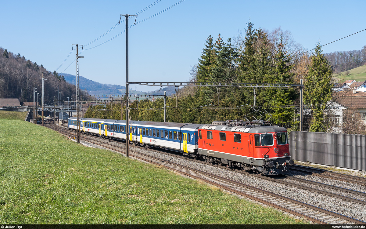 SBB Re 4/4 II 11121 mit IC3 555 Basel SBB - Zürich HB am 6. März 2021 bei Tecknau.<br>
Noch bis Ostern stehen die letzten EW-I-Pendel bei der SBB im Einsatz und kommen in ihren letzten Tagen sogar noch zu planmässigen Einsätzen im IC-Verkehr.