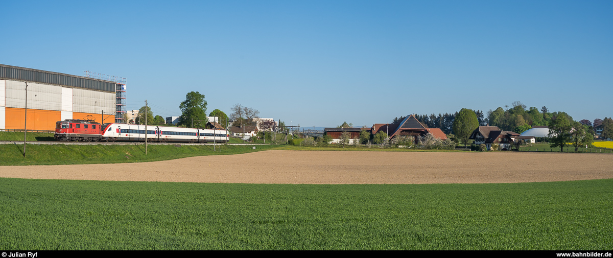 SBB Re 4/4 II 11128 mit dem halben ICN RABDe 500 031  Louis Favre  am 22. April 2020 unterwegs von Biel nach Yverdon zwischen Münchenbuchsee und Zollikofen.