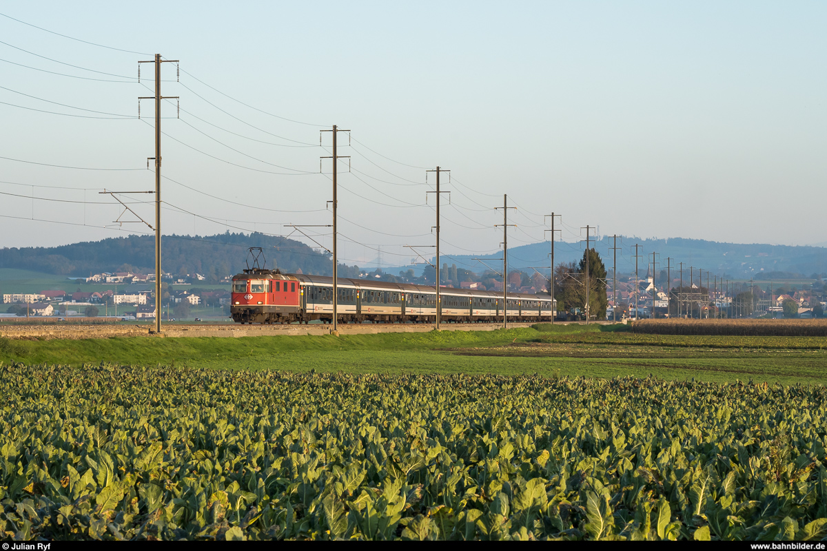 SBB Re 4/4 II 11141 mit Fussballextrazug Luzern - Neuchâtel am Abend des 26. Oktober 2019 im grossen Moos zwischen Kerzers und Müntschemier.
