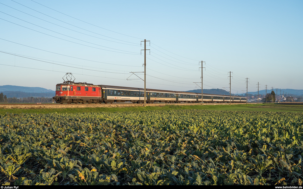SBB Re 4/4 II 11141 mit Fussballextrazug Luzern - Neuchâtel am Abend des 26. Oktober 2019 im grossen Moos zwischen Kerzers und Müntschemier.