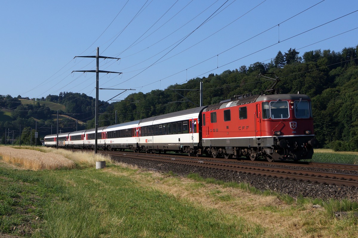 SBB: Re 4/4 II 11145 der ersten Generationen mit speziell formierter Anhängelast bei Heimiswil am 14. Juli 2015. Zu beachten sind die zwei Steuerwagen und der versprayte EW IV eingereit in der Zugsmitte.
Foto: Walter Ruetsch