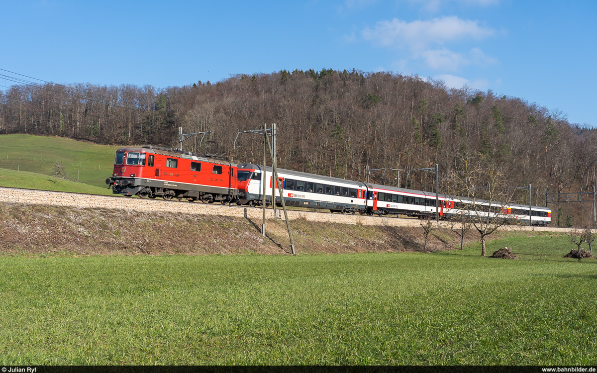 SBB Re 4/4 II 11147 mit IC3 776 Zürich HB - Basel SBB am 6. März 2021 zwischen Tecknau und Gelterkinden. Der Zug verkehrt am Wochenende planmässig in dieser ungewöhnlichen Formation.