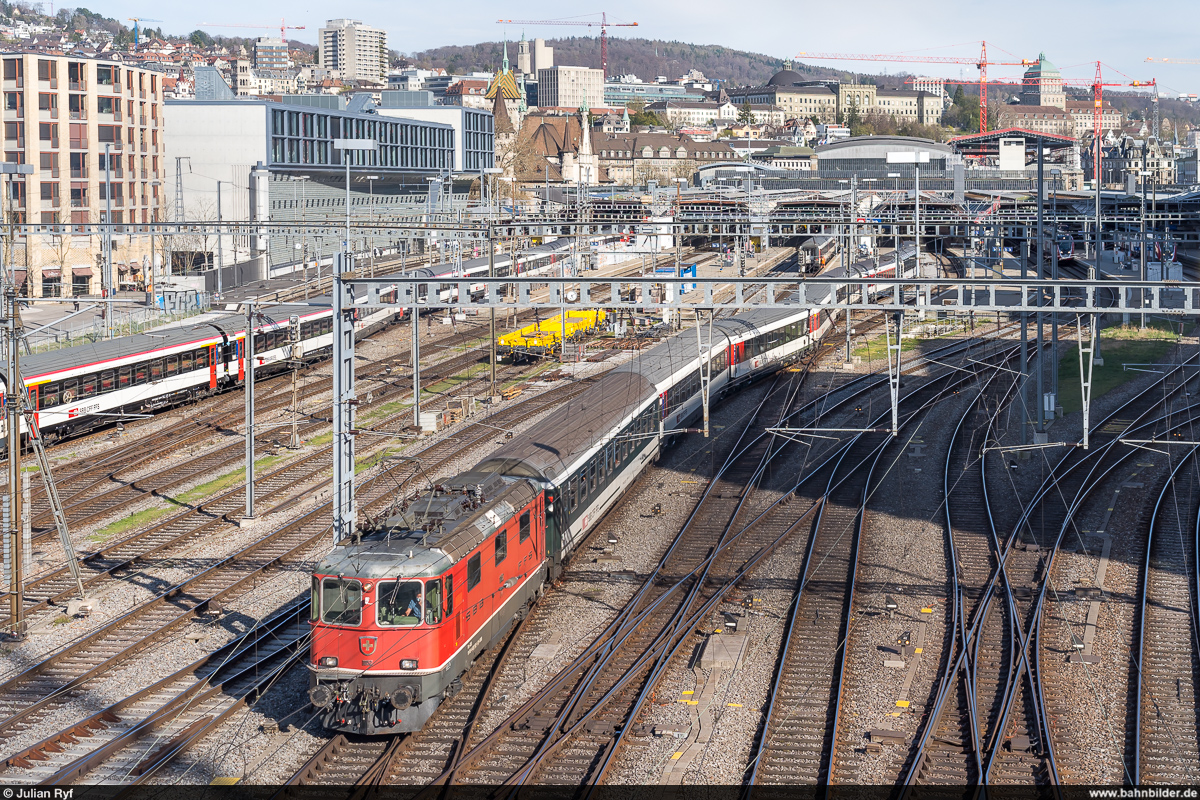 SBB Re 4/4 II 11152 mit IC3 931 Zürich HB - Chur am 9. April 2021 bei der Ausfahrt aus Zürich HB.<br>
Der am 26. März 2021 eröffnete Negrellisteg ermöglicht solche neuen Blicke auf das Vorfeld des Zürcher Hauptbahnhofs.
