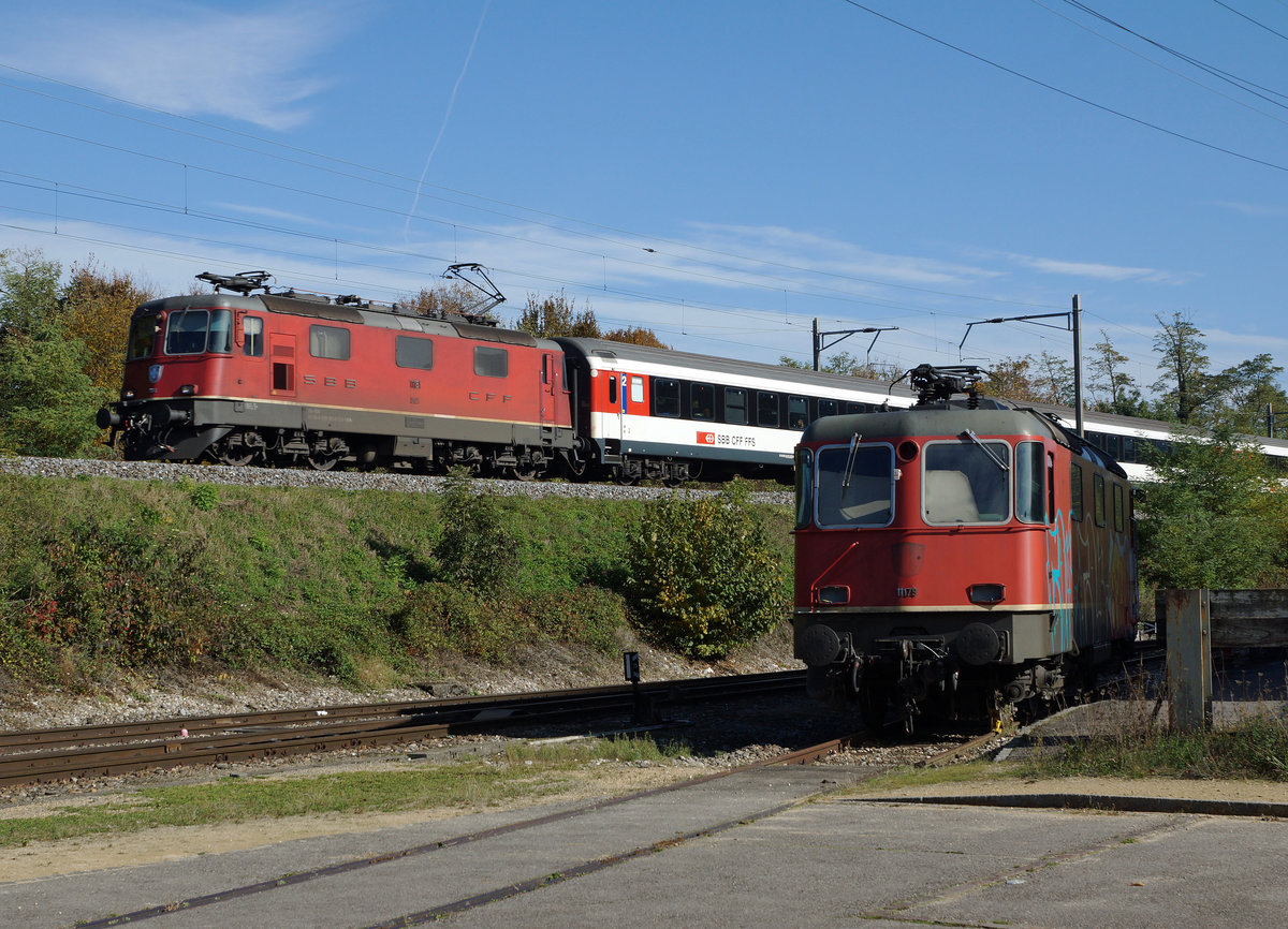 SBB: Re 4/4 II 11181 im IR Verkehr sowie die Re 4/4 II 11179 auf dem Schrottplatz (Kaiseraugst 22. Oktober 2016).
Foto: Walter Ruetsch