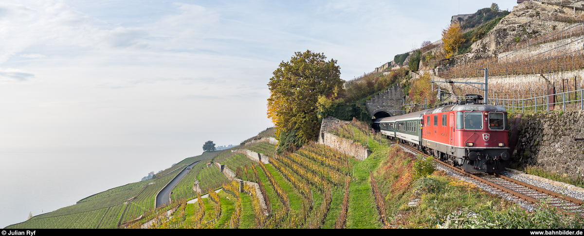 SBB Re 4/4 II 11198 mit Fussballextrazug Bern - Sion am 24. November 2019 auf dem Train des Vignes oberhalb St-Saphorin.