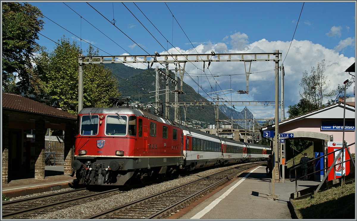 SBB Re 4/4 II 11210 mit dem EC 158 Milano - Luzern bei der Durchfahrt in Lugano Paradiso. 
12. Sept. 2013