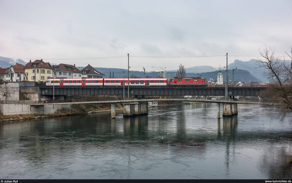 SBB Re 4/4 II 11304 mit RegionAlps Domino B und ABt am 4. Januar 2021 auf der Gäubahnbrücke in Olten.