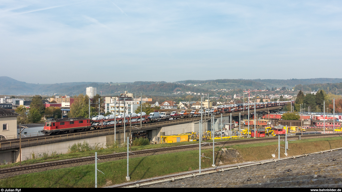SBB Re 4/4 II 11322 mit Neuwagen-Autozug nach Lupfig am 18. Oktober 2018 auf der Verbindungslinie Brugg.