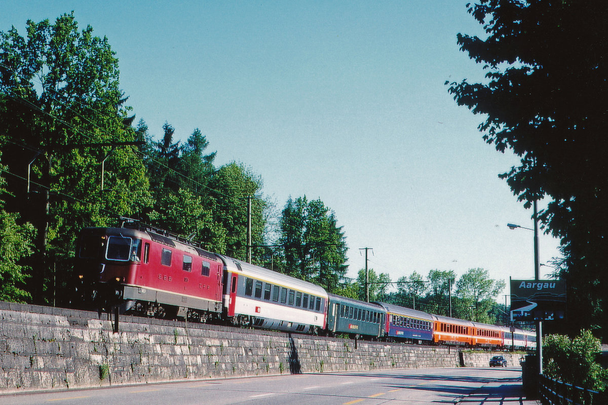 SBB: Re 4/4 II mit dem bunten IC Mailand - Basel auf dem Streckenabschnitt Aarburg-Olten im Juni 1998.
Foto: Walter Ruetsch 