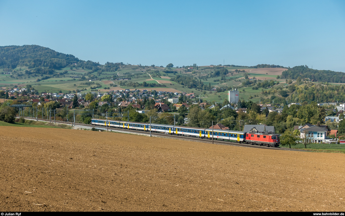 SBB Re 4/4 II mit Dispopendel als IR Basel - Zürich Flughafen ( Flugzug ) am 28. September 2018 bei Frick.