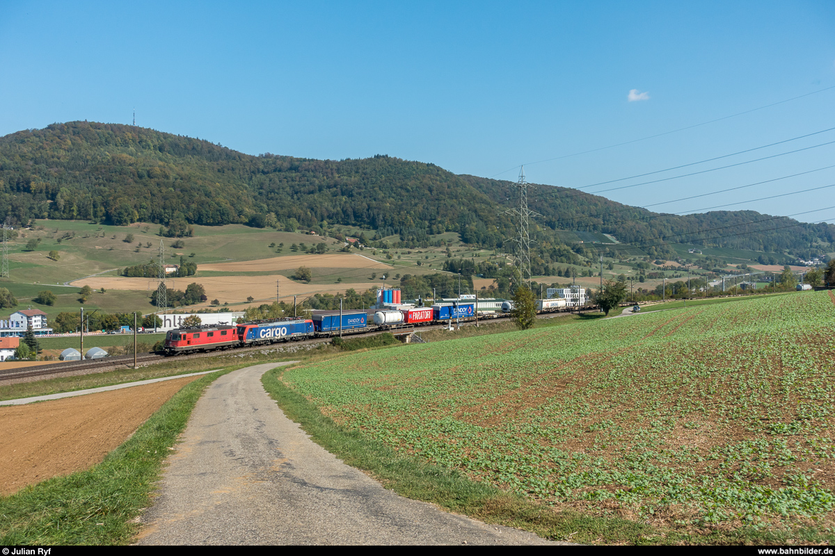 SBB Re 4/4 II mit Re 474 und UKV-Zug im Schlepp am 28. September 2018 bei Frick.