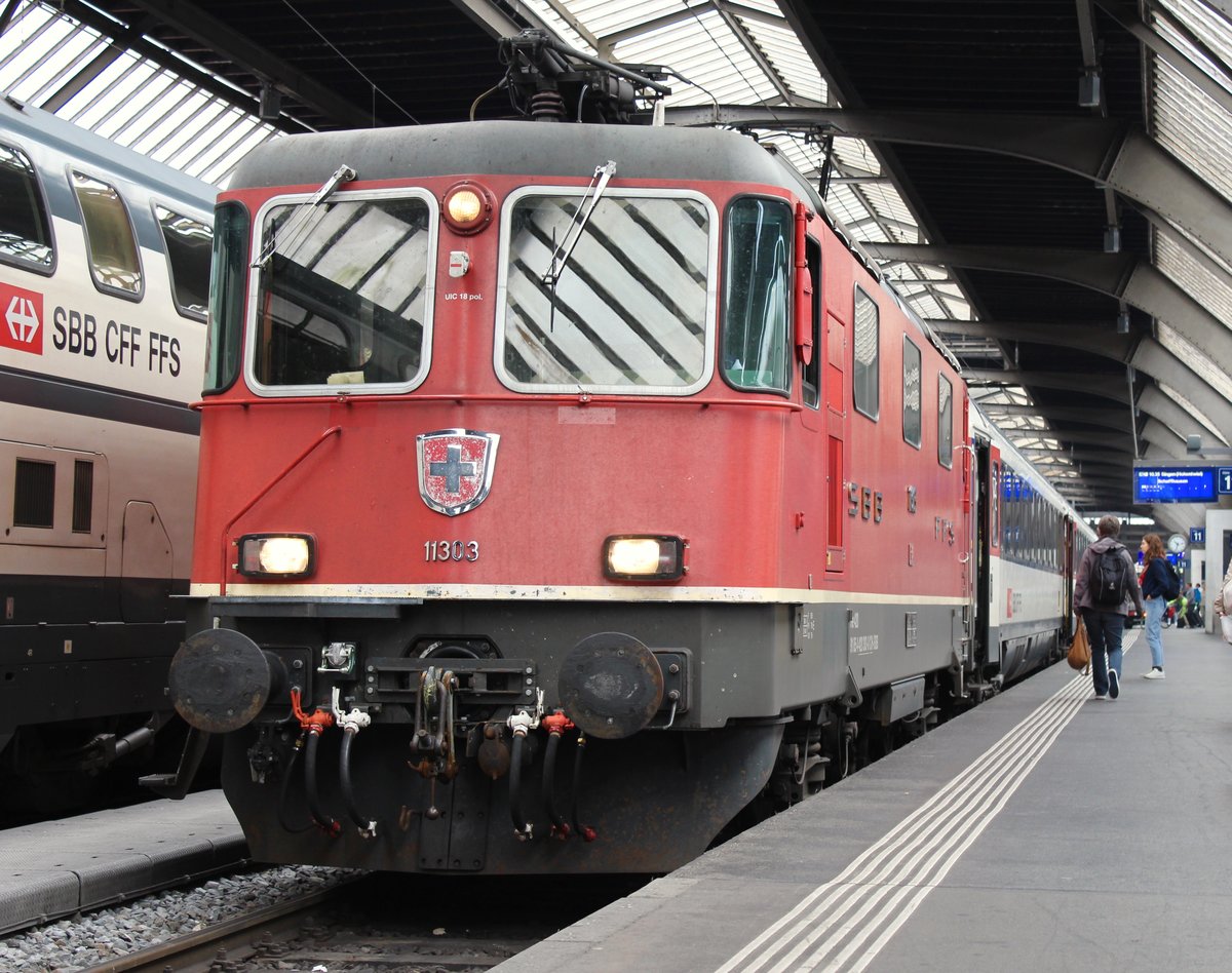 SBB Re 4/4 II Nr. 11303 mit IC 280 von Zürich HB via Schaffhausen nach Singen (Hohentwiel) auf Gleis 11 im HB Zürich. Samstag, 2. September 2017