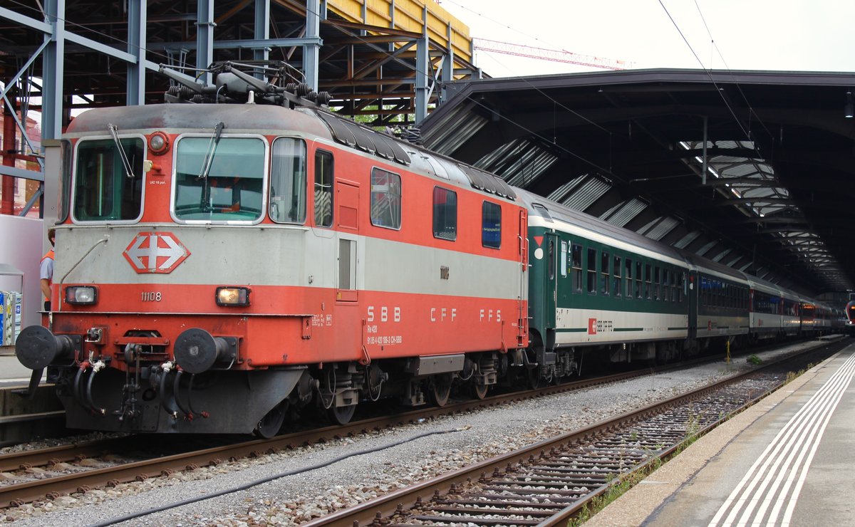 SBB Re 4/4 II Nr. 11108 (ex Swissexpress) mit EC 8 als  Ersatzkomposition  von Zürich HB nach (via)Basel SBB (via Basel bad. Bf nach Hamburg Altona ) am Samstag, 2. September 2017 auf Gleis 16 im HB Zürich.