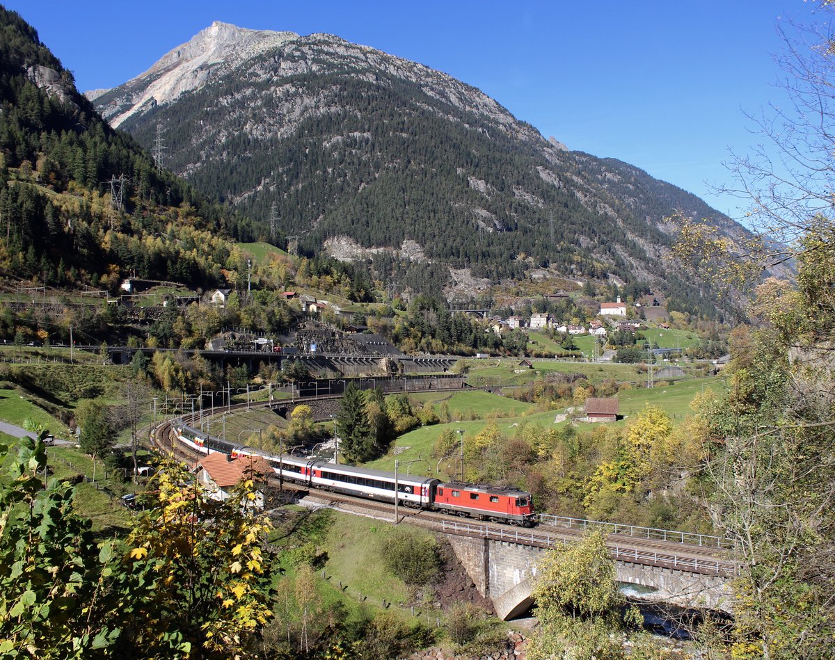 SBB Re 4/4 II Nr. 11195 zog am 13. Oktober 2017 den EXT als Gotthard Panoramaexpress von Lugano nach Flüelen auf die untere Wattingerbrücke bei Wassen. Im Bild sieht man noch das berühmte  Chileli vo Wassen .