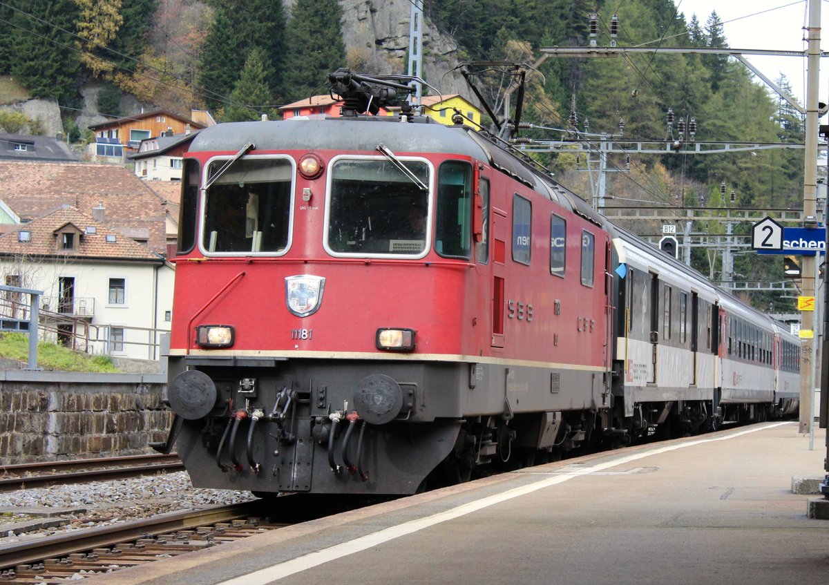 SBB Re 4/4 II Nr. 11181 erreicht mit dem Gotthard-Panoramaexpress den Bahnhof Göschenen. Auf dem Nebengleis wartete der verspäteter Dampfzug auf eine freie Durchfahrt in dem Gotthard(-Scheitel-)tunnel nach Airolo, und liess den GOPEX den Dampfzug überholen. Samstag, 21. Oktober 2017