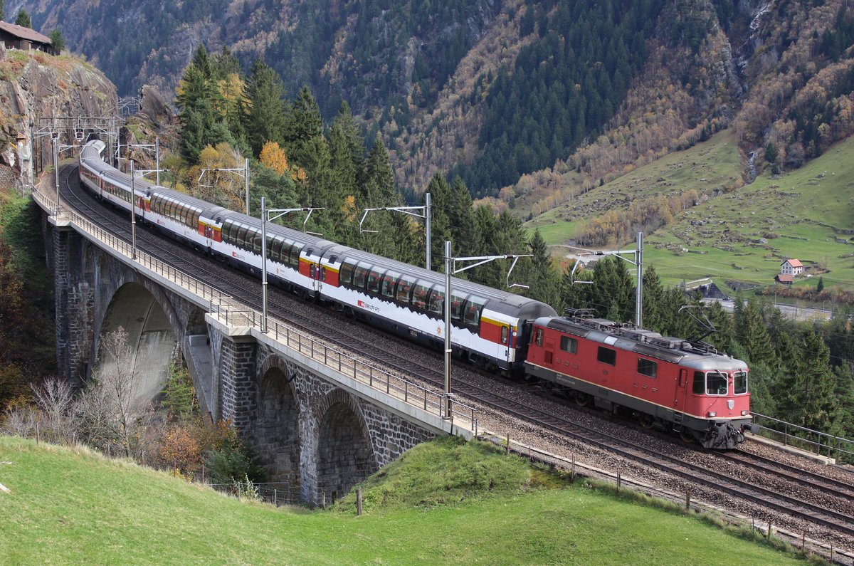 SBB Re 4/4 II Nr. 11181 durchquert im Bild mit dem Gotthard-Panorama-Express (EXT)die mittlere Meienreussbrücke bei Wassen. Sonntag, 22. Oktober 2017
