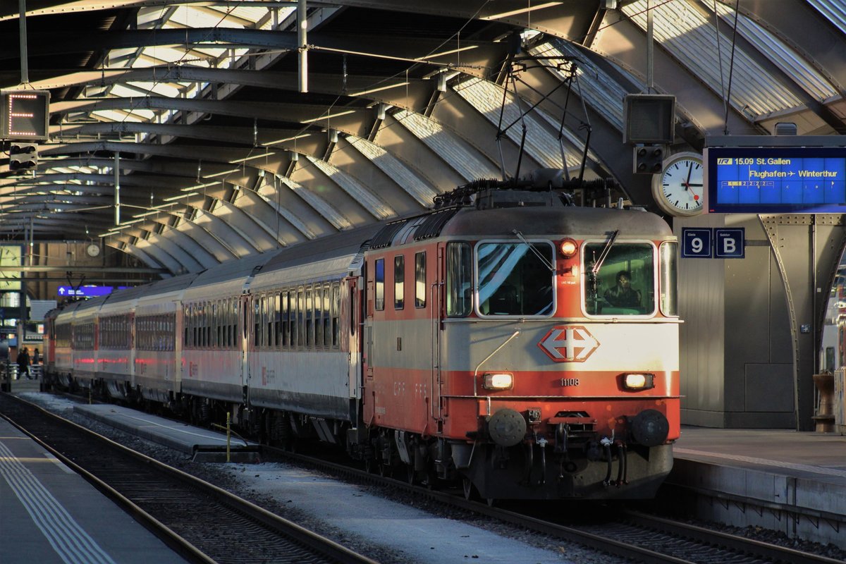 SBB Re 4/4 II Nr. 11108 (ex. Swiss Express)  Crèmeschnitte  vorgespannt auf Gleis 9 im HB Zürich vor dem IR nach St. Gallen. Ganz hinten noch eine SBB Re 421... Mittwoch, 22. Oktober 2017