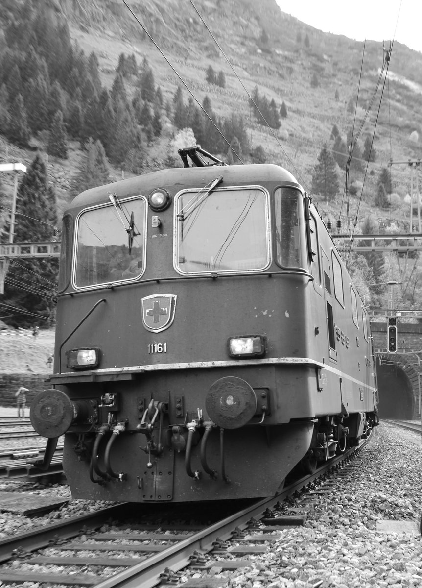 SBB Re 4/4 II Nr. 11164 hatte den alten Gotthardtunnel verlassen und wird auf Gleis 3 im Bahnhof Göschenen vor den drei Dampfloks (C 5/6 2978/69 und B 3/4 1367)vorgespannt. Samstag, 21. Oktober 2017