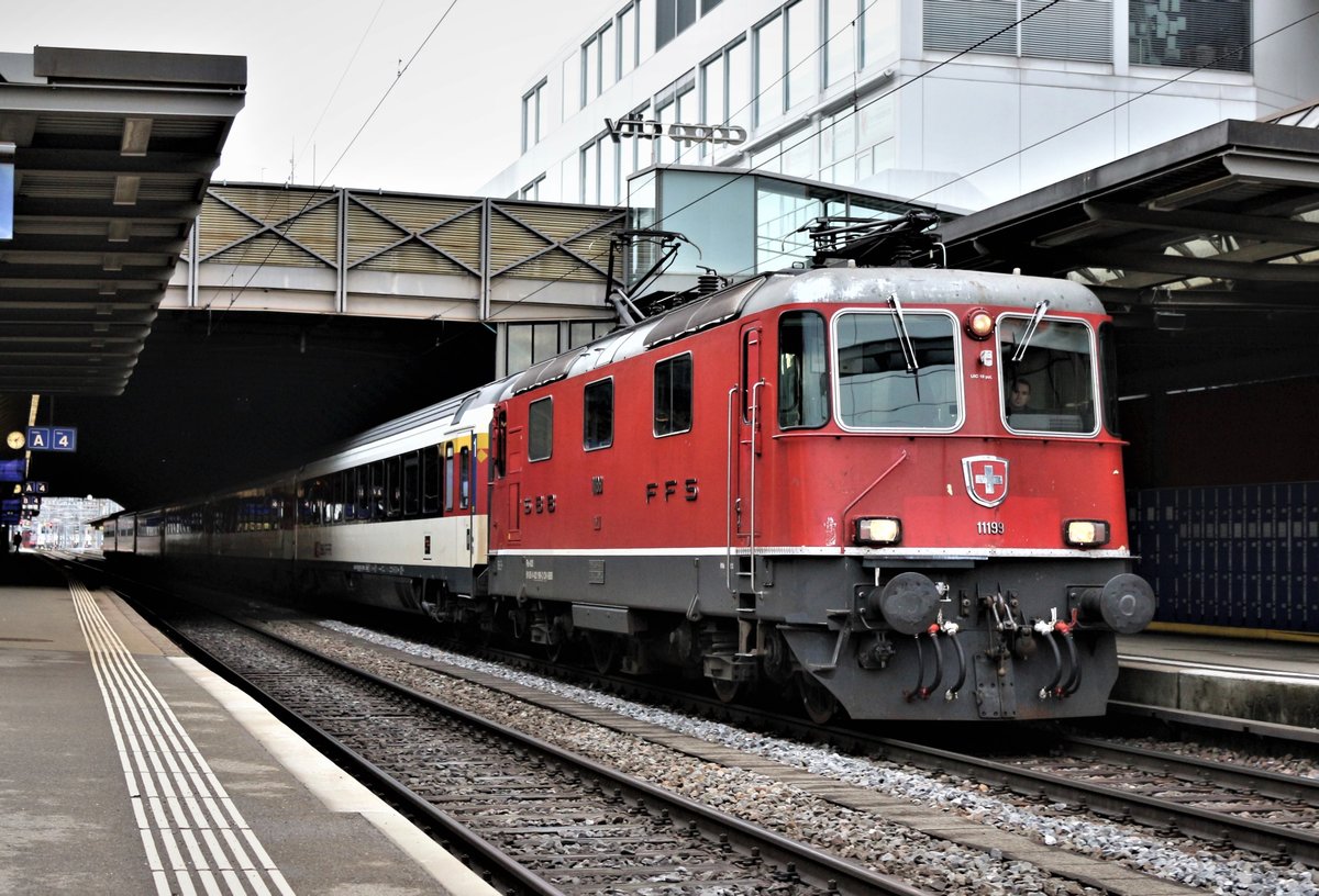 SBB Re 4/4 II Nr. 11199 bei der Abfahrt mit IR 37 (Zugnr. 2270) nach Basel SBB auf Gleis 3 in Winterthur HB. Freitag, 5. Januar 2018

Lieber Gruss an den Lokführer zurück! 