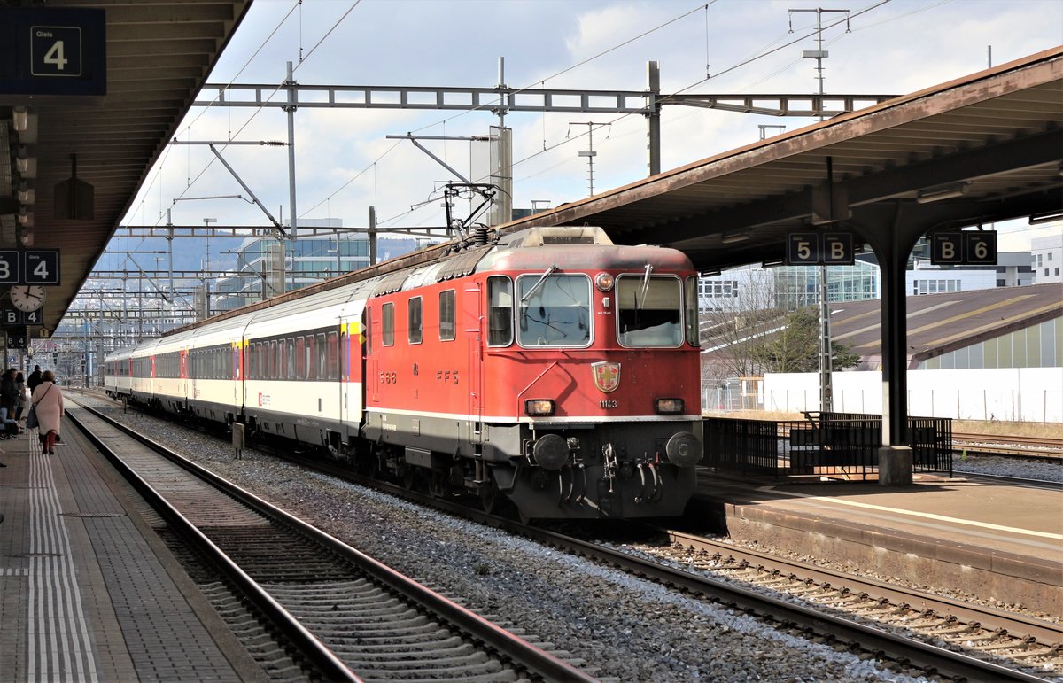 SBB Re 4/4 II Nr. 11143 | SBB Re 420 143-0 durchfährt mit dem IR 16 2170 den Bahnhof Schlieren.