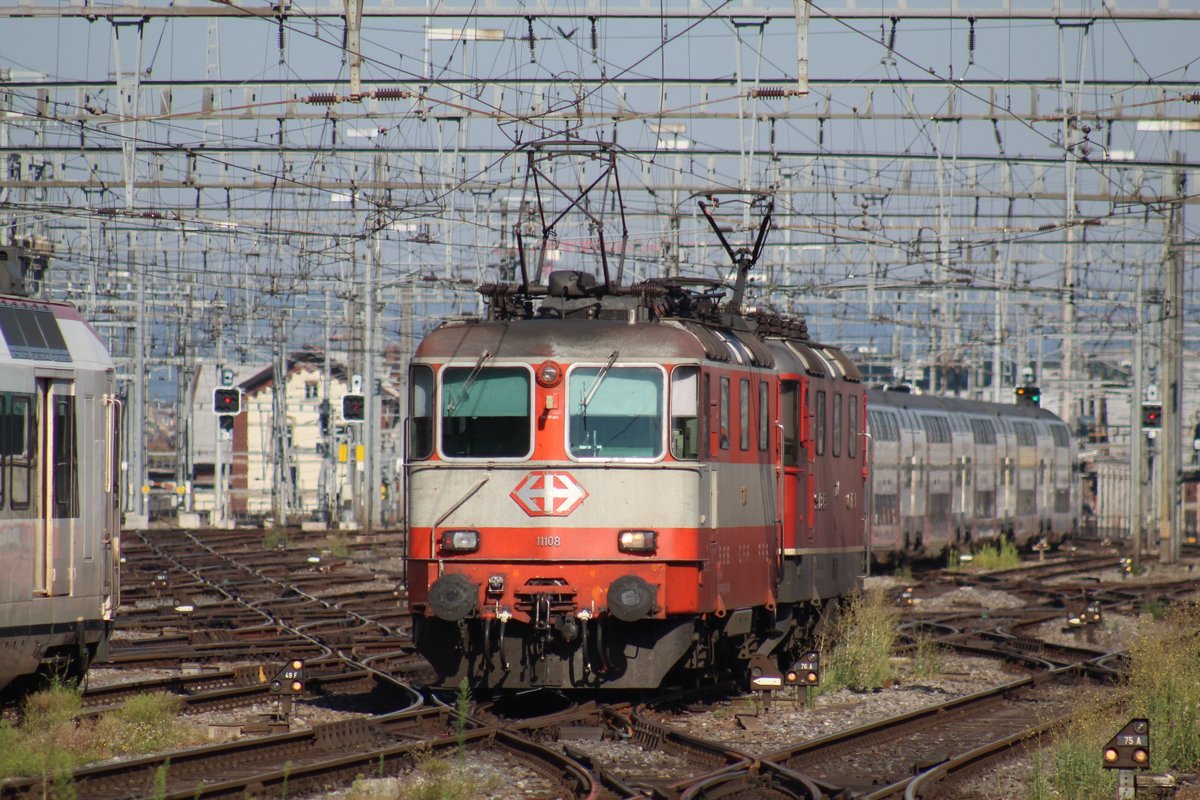 SBB Re 4/4 II Nr. 11108 in alter Swiss-Express Lackierung und SBB Re 4/4 II Nr. 11304 im roten Farbkleid, in Doppeltraktion unterwegs auf Rangierfahrt am 26. Juli 2018 in Zürich Hauptbahnhof. 

