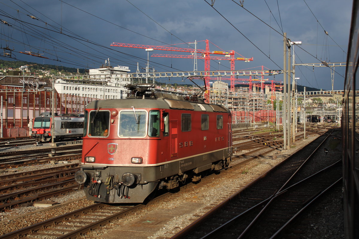 SBB Re 4/4 II Nr. 11196 am 14. August 2018 in Zürich Vorbahnhof.
Aufgenommen vom IR 37 Basel SBB - St. Gallen.