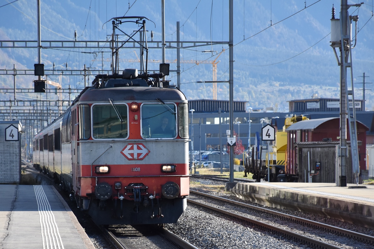 SBB Re 4/4 II Nr. 11108 erreicht am 01.11.2018 von Chur kommend den Bahnhof Landquart