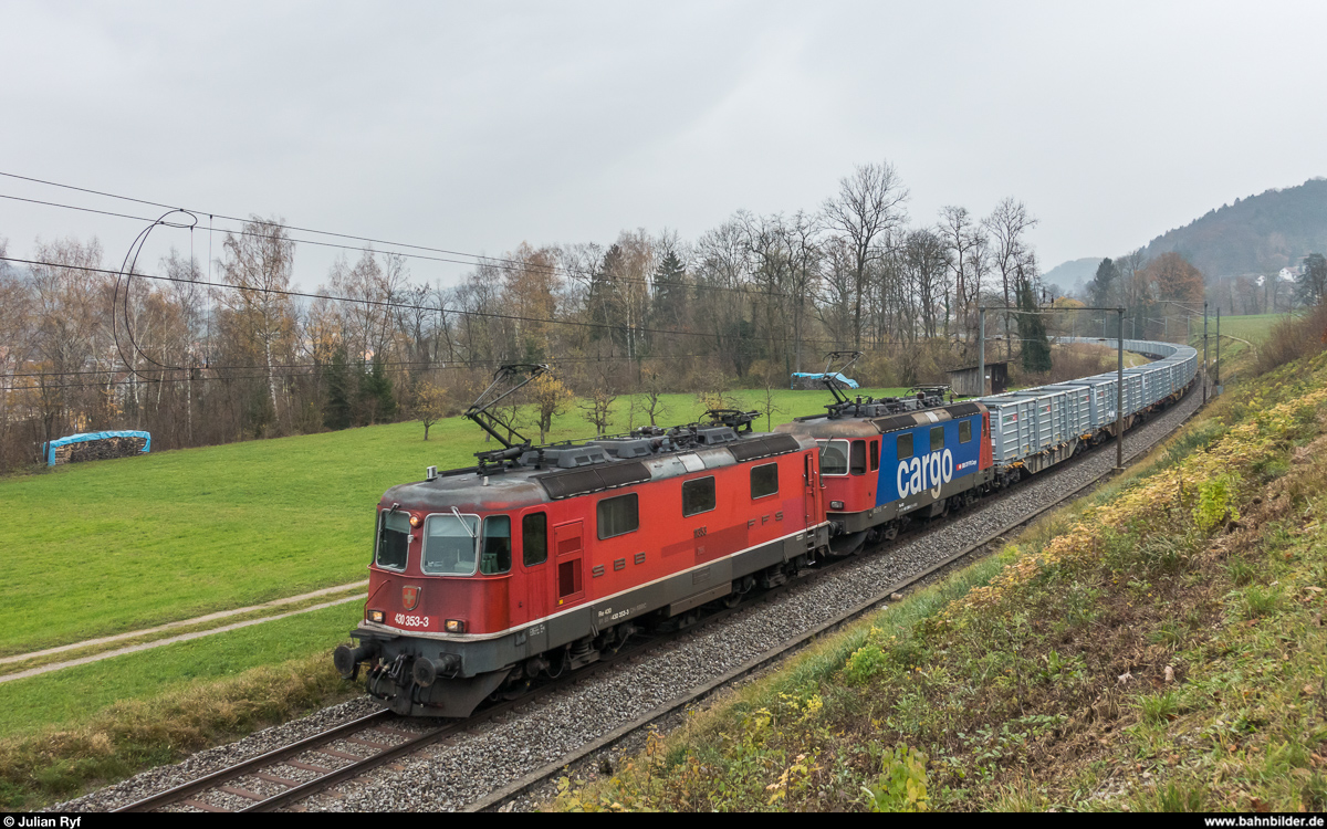 SBB Re 4/4 III 11353 und eine unbekannte Re 421 am 17. November 2017 mit einem leeren Zuckerrübenzug zwischen Pfungen und Embrach-Rorbas.