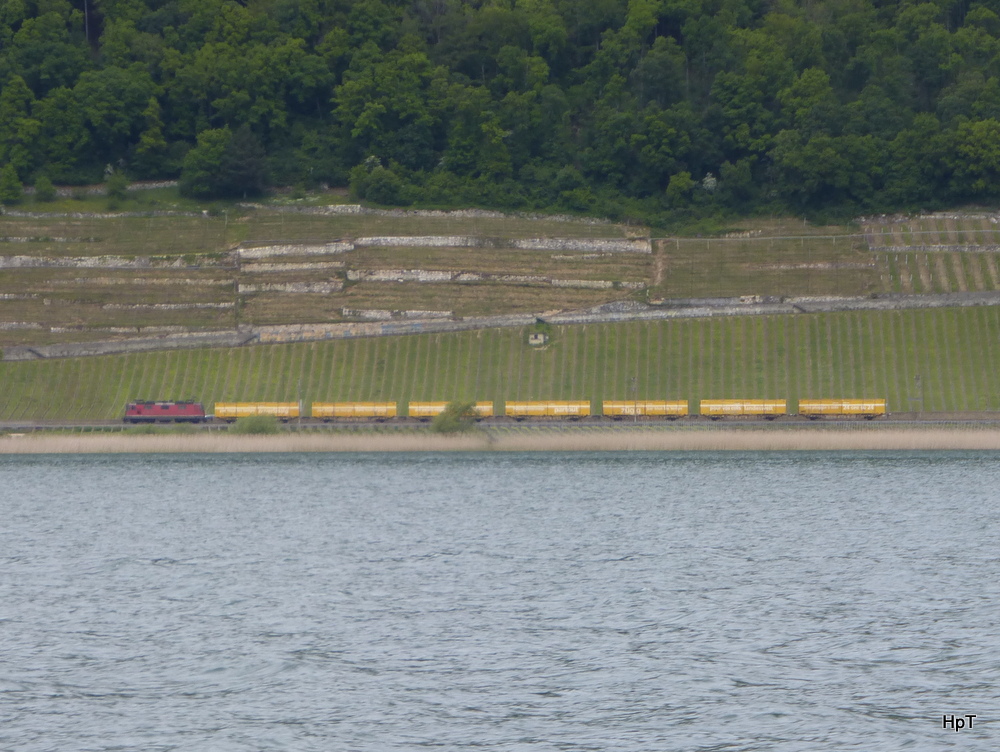 SBB - Re 4/4 mit Postzug an den Ufern des Bielersee am 06.05.2014