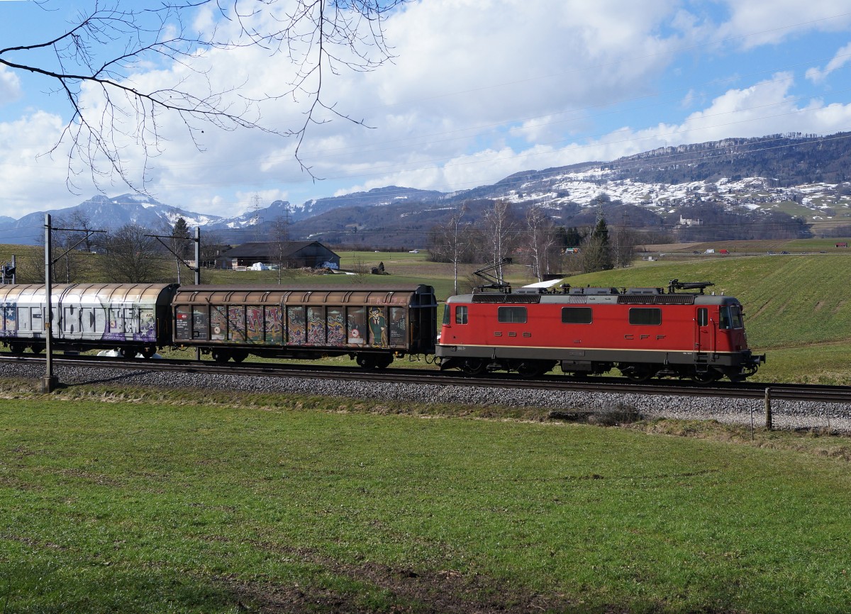 SBB: Re 4/4 (ohne Loknummer auf der Seitenwand ?) mit Güterzug zwischen Wangen an der Aare und Niederbipp am 3. März 2015.
Foto: Walter Ruetsch
