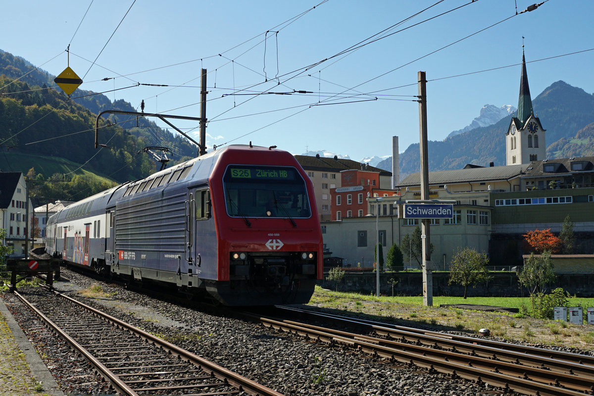 SBB: Re 450 mit S 25 Linthal - Zürich SBB anlässlich der Bahnhofseinfahrt Schwanden am 12. Oktober 2017.
Foto: Walter Ruetsch 