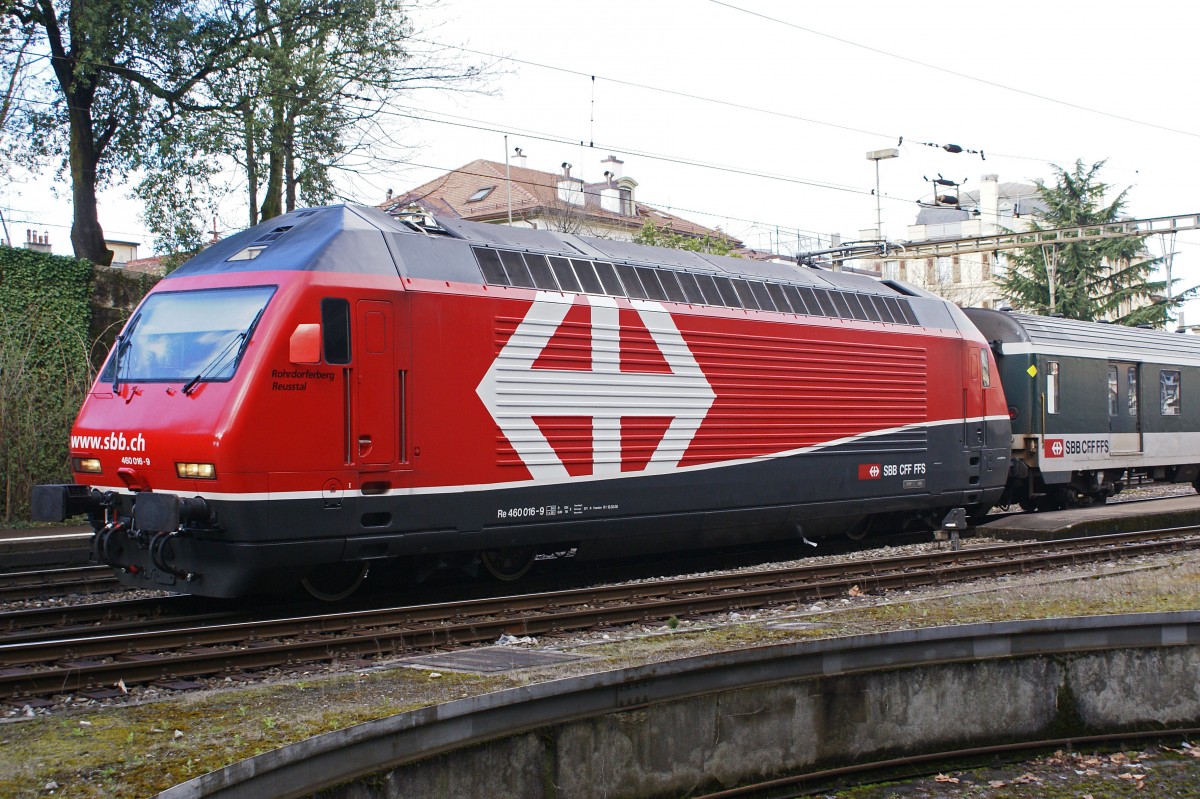 SBB: Re 460 016-9 mit einem  VERSUCHSANSTRICH  den die SBB nich weiter verfolgt hat in Vevey im März 2008.
Foto: Walter Ruetsch 