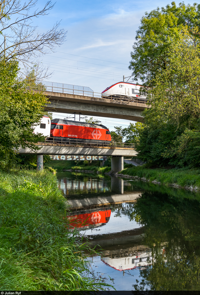 SBB Re 460 027 & RABe 501 / Opfikon, 2. Oktober 2021<br>
Montage aus zwei Bildern