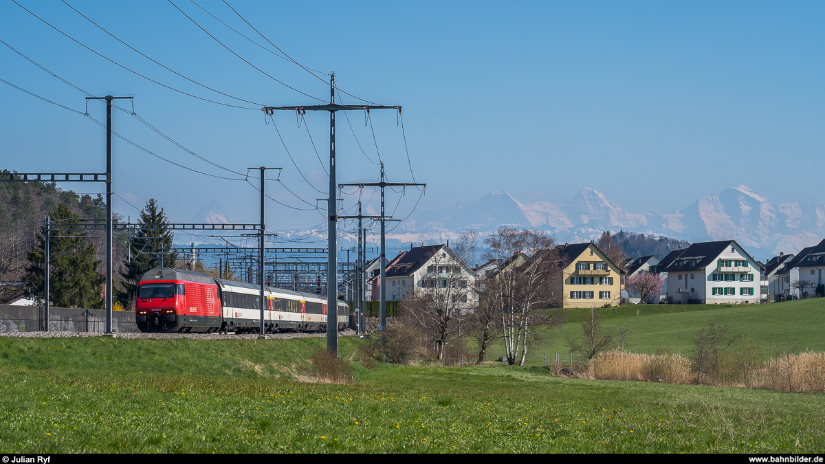 SBB Re 460 035 mit IC am 1. April 2020 zwischen Gümligen und Ostermundigen.
